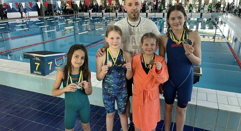Kilenc éremmel lett gazdagabb a hevesi úszószakosztály