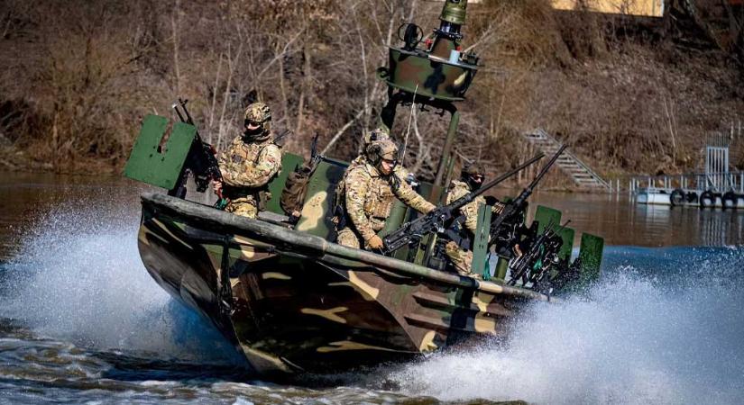 Megérkeztek az Orbán Viktor által kivezényelt fegyveres katonák a Paksi Atomerőműhöz