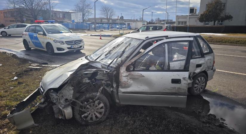 Hat kutya is utazott egy balesetet szenvedett autóban, óriási tüzet okozott egy roller Szombathelyen