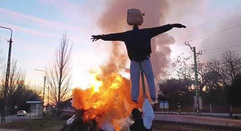 Hatalmas máglyán égették el Sanyit Siófokon (sonline.hu)