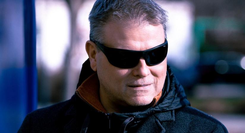 Lefutotta a vonatot a Gubacsi hídon a Tisza Párt látássérült csepeli képviselőjelöltje