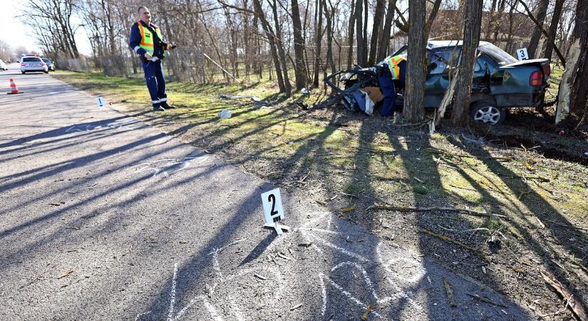 Elvesztette uralmát a jármű felett, több fának is nekiütközött autójával egy édesanya – videó