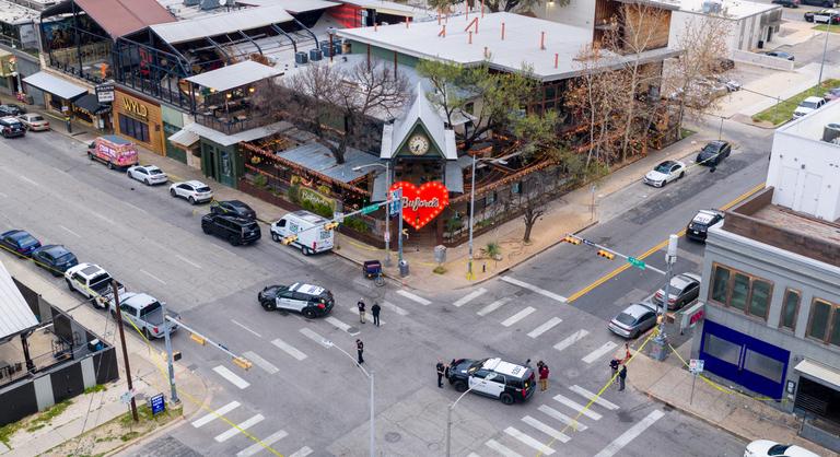 Lövöldözés tört ki egy texasi bárnál, az FBI szerint terrorcselekmény történhetett