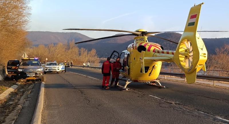 Egy fiatal lány 3-4 métert zuhant a Börzsönyben a Remete-barlangnál, a hegyimentők hozták le a mentőhelikopterhez