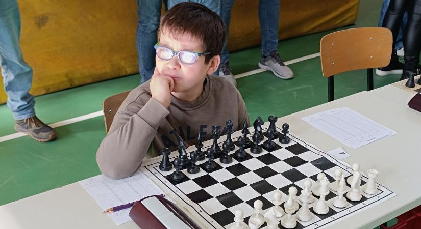 Megtelt a Vasvári tornaterme ifjú sakkozókkal (videókkal, képgalériával)