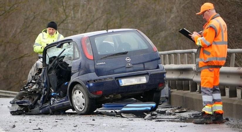 Feszítővágóval kellett kivágni a sofőrt a 6-os úton ütköző autóból