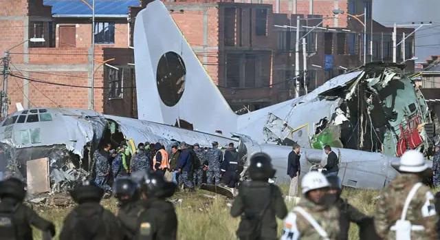 Tragédia és káosz Bolíviában – 20 halott és fosztogatás a lezuhant teherszállító roncsainál