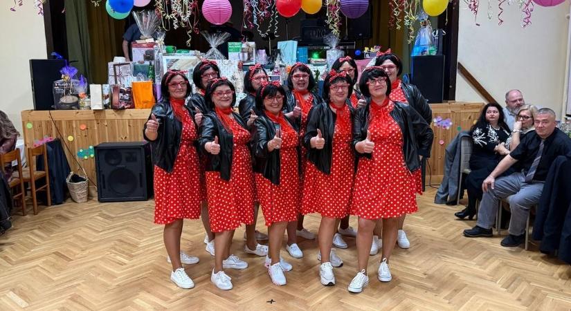 Hamar kikerülhetett a megtelt tábla a nyugdíjas klub jelmezes bálján