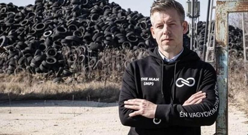 Ez a pulóver, amelyben Megváltó Úr tegnap fotózkodott, mit jelent??!!