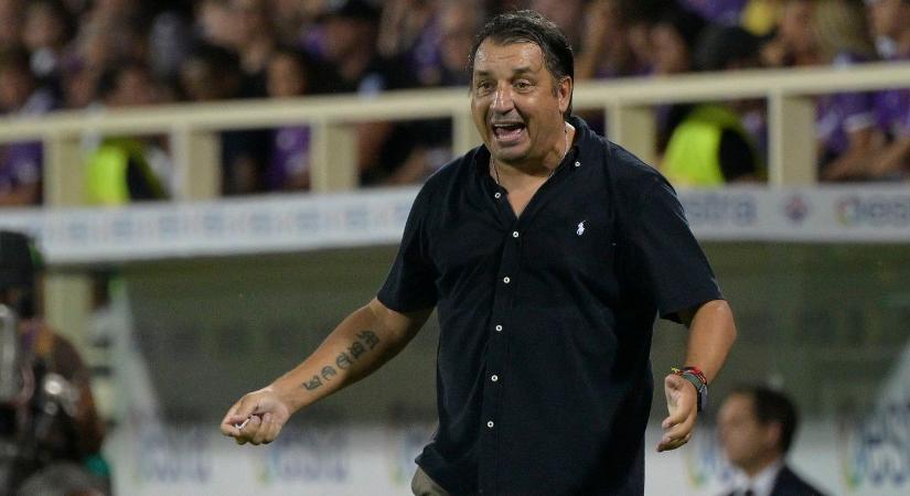 Félbeszakadt a Puskás Akadémia meccse, bundázásról és kirúgásról beszélnek a szurkolók, Mészáros Lőrinc tajtékzik