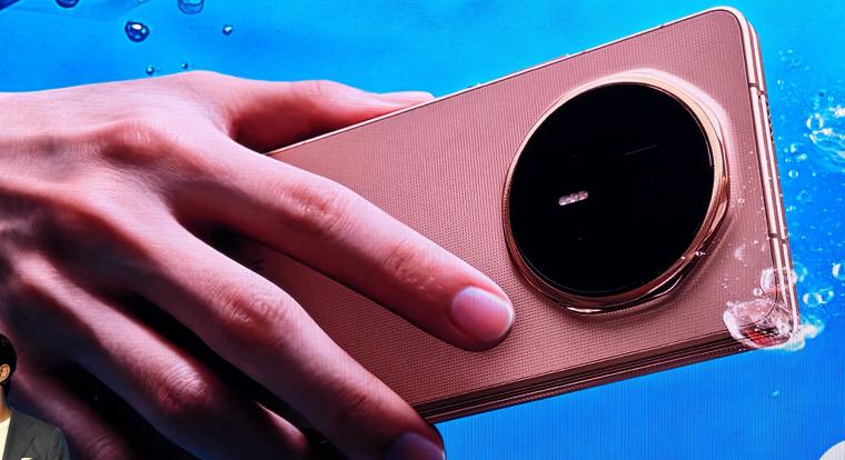 Kézbe fogtuk az aktuálisan legjobb hajlítható telefont, ilyen lesz a Honor Magic V6