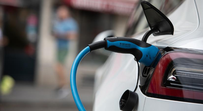 Már egy tankolás ideje alatt fel lehet tölteni az elektromos autókat Kínában