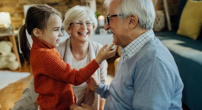 Családi pótlék és nyugdíj utalás 2026 március: ezek a hivatalos kifizetési időpontok