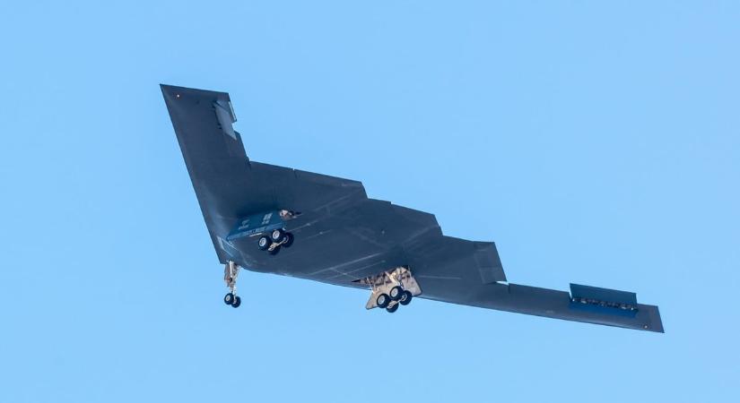 Bevetették a B-2-es lopakodókat, Trumpot már értesítették az iráni hadihajók megsemmisítéséről