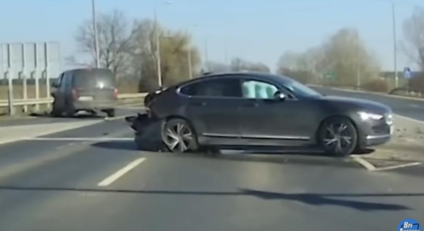 Pofátlan sofőr okozhatott balesetet Debrecen közelében – videó