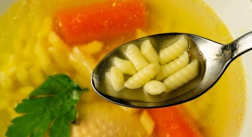 Ez az apróság adja meg a húsleves gyönyörű, aranyló színét