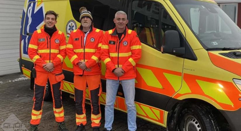 Soproni mentősöknek mondott köszönetet egy fiatal nő