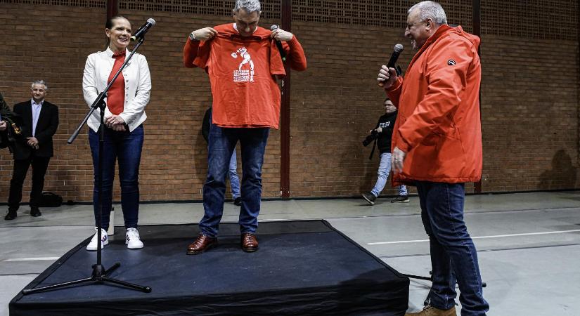 Komjáthi Imre licitre bocsátja a Lázár Jánostól kapott pulóverét, hogy Iványi Gábor egyházán és a rászorulókon segíthessen