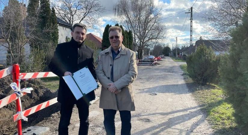 Buszmegálló és járdafelújítás indul a településen