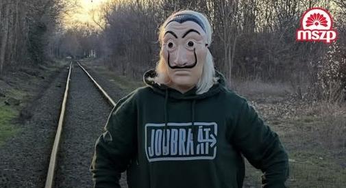 Komjáthi Imre licitre bocsátja a Lázár Jánostól kapott pulóverét, hogy megsegítse Iványi Gábort