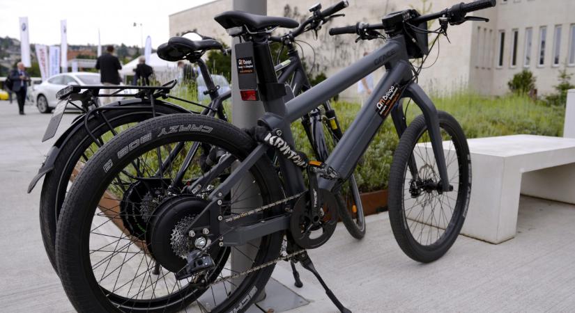 Akadályverseny a szabálytalanul leparkolt bérbiciklik miatt a londoni utcákon