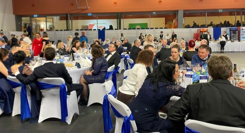 Jótékonysági bál és drámai pillanatok: ilyen volt a hét Dunaújvárosban