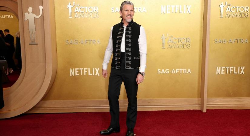 Huszárkabátban ment a SAG-díjátadóra Ethan Hawke