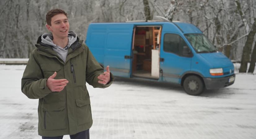 Mentőzik, orvosira jár és közben egy furgonban lakik