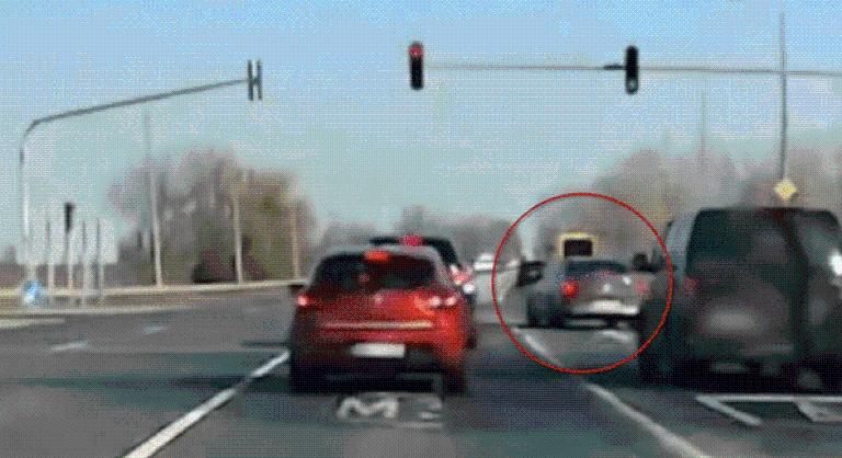 Fékezés nélkül rohant bele Debrecennél egy szabálytalanul kanyarodó autóba egy furgon