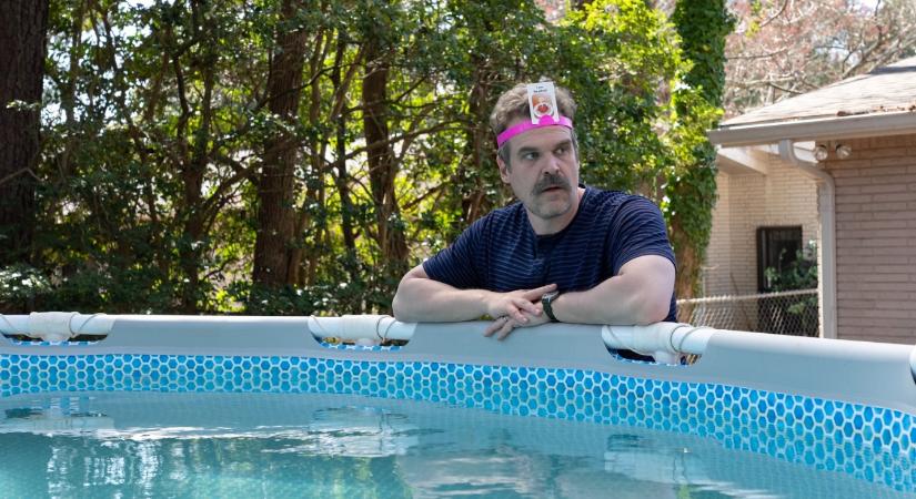 Mától az HBO Maxon: 80%-kal kezdett a kritikusok körében a Stranger Things sztárjának új vígjátéksorozata