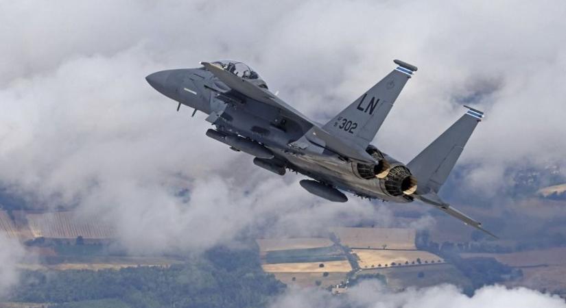 Súlyos csapás érte az amerikai hadsereget az iráni háborúban: lezuhant egy F-15-ös vadászrepülőgép, senki se tudja, mi történt – videó