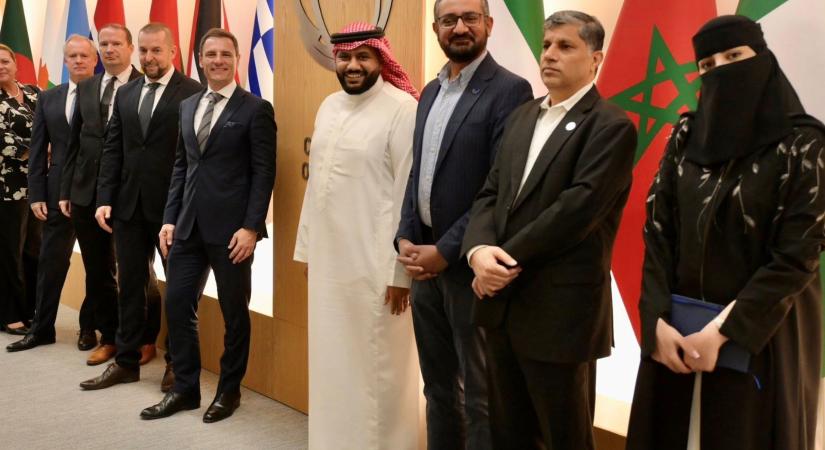 24.hu: Tuzson Bence egy nappal azelőtt emelte a háromszorosára a Deák-díjhoz járó pénzjutalmat, hogy kitüntette vele a bizalmasát