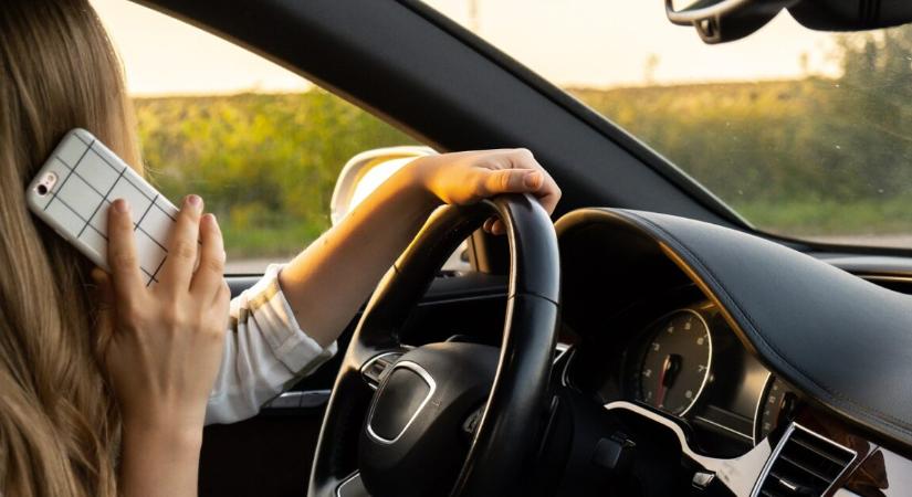 Vezetés közben telefonozott a sofőr, majd jött a kamion – ez lett a vége