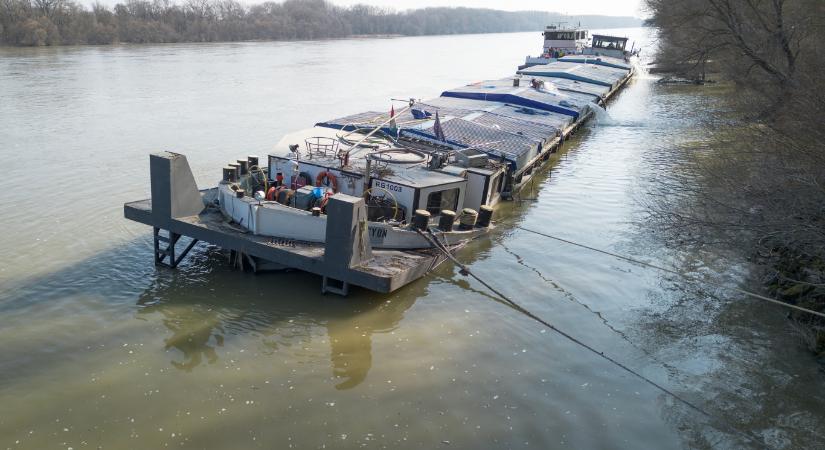 Léket kapott egy uszály a Dunán
