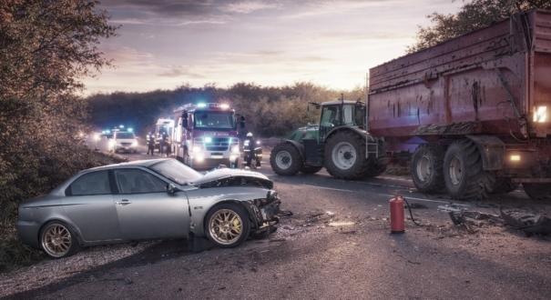 Az új KRESZ nagy teher a traktorosnak, de megkönnyebbülés a motorosoknak