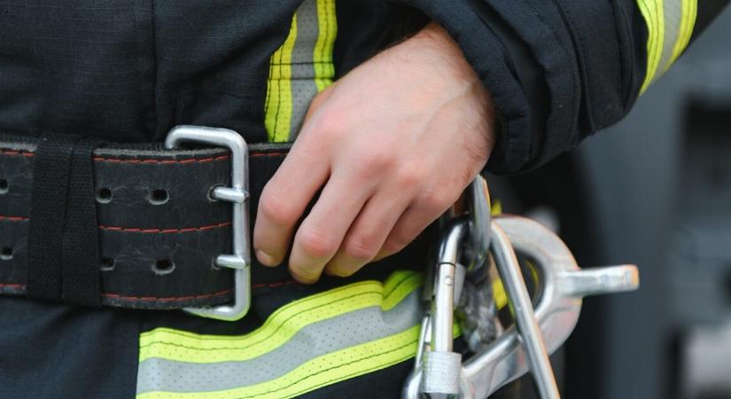 5 órán át tartott a küzdelem – így mentettek ki egy munkást a beomlott árokból