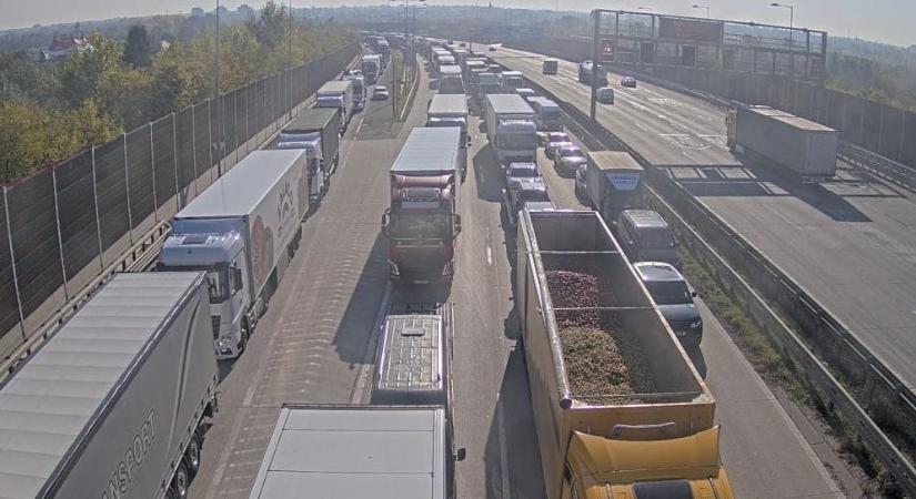 Öt autó ütközött az M0-son, 10 kilométeres a dugó