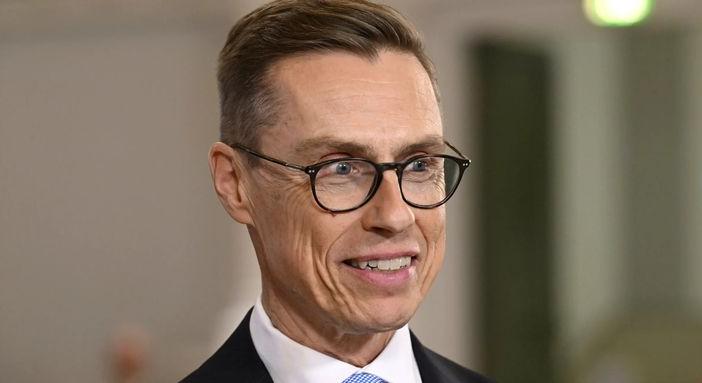 KÖNYV – A hatalom háromszöge