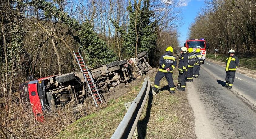 Oldalára borult egy kamion, teljes terjedelmében égett egy autó, de karambol is történt Zalában