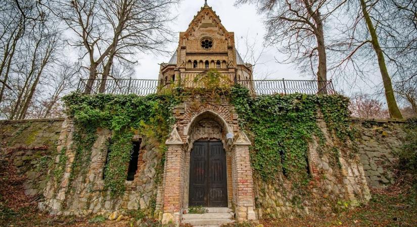 Varázslatos fotókon mutatja meg titkait az elfeledett kápolna