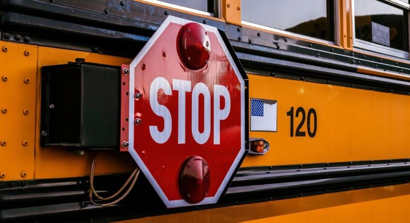 Busz alá esett és meghalt egy 11 éves általános iskolás diák