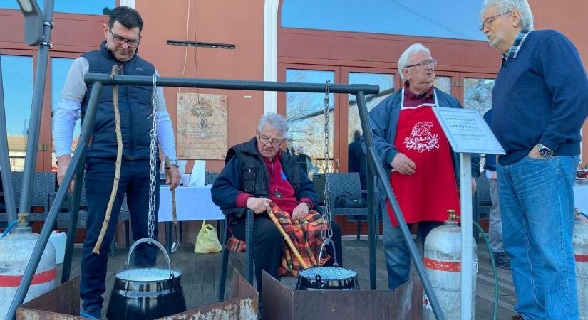 Egy recept, több karakter: halfajták csatája zajlott a bajai bográcsokban – fotók, videó