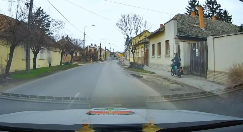 Erősen ittasan gurult kerékpárjával egy rendőrautó elé, videón mutatjuk a kellemetlen manővert