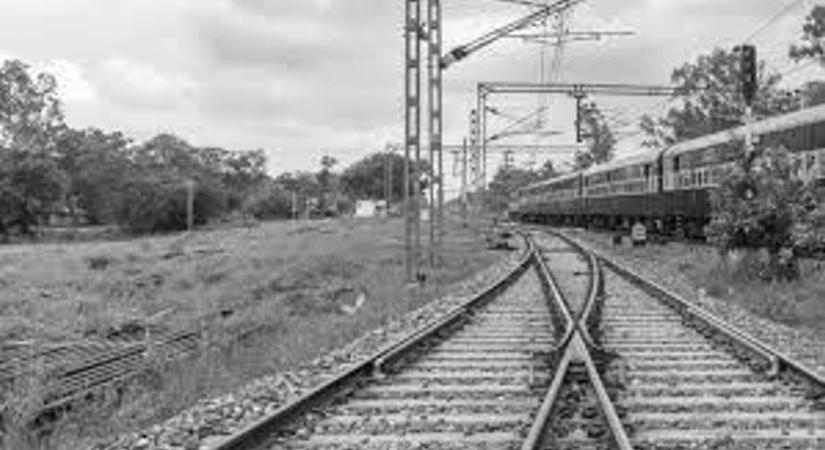 Tragédia a síneken: holttestet találtak a felüljárónál, megbénult a forgalom a miskolci vonalon