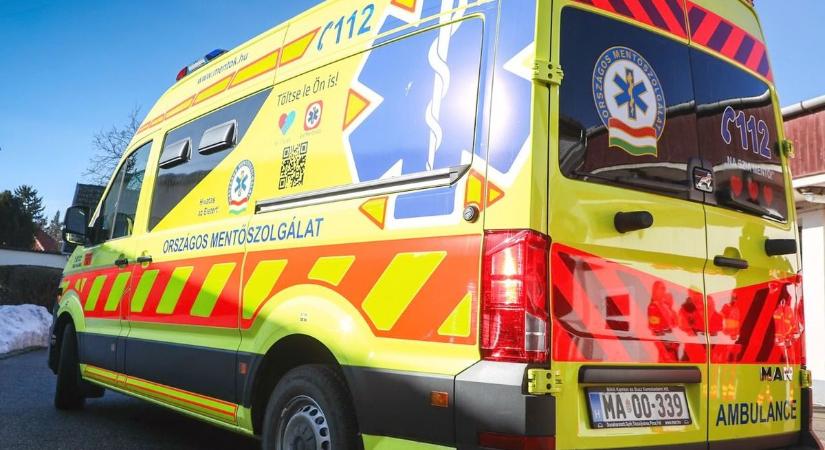 Fának csapódott két autó Hajdú-Biharban, az egyik sofőr halálos sérüléseket szenvedett