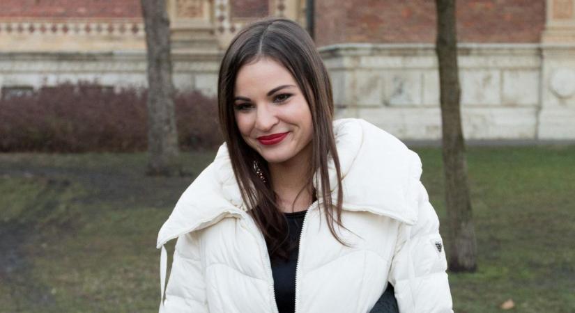 Medencéből élvezi a napsugarakat Nádai Anikó