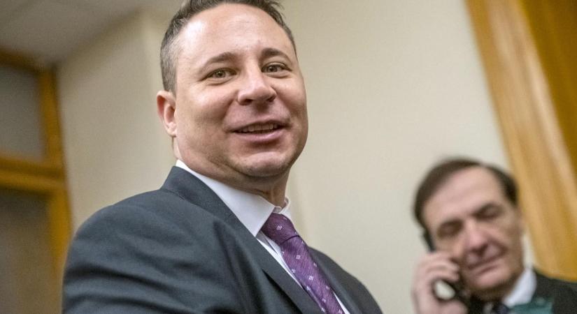 Egyszerű elnöki döntéssel vették el egy végrehajtó irodáját, de Schadl Györgynek továbbra sincs mitől tartania