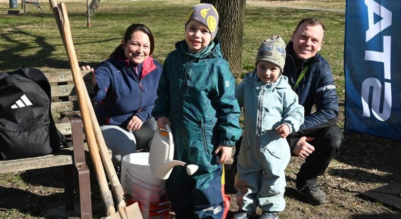 Még a legkisebbek is lapátot ragadtak: 33 új fával lett zöldebb Szolnok vasárnap – galéria