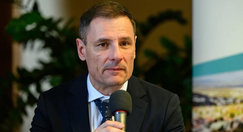 A miniszter gondolt egyet, és megtriplázta a pénzértékét egy díjnak, melyet másnap bizalmasa kapott