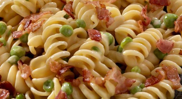 Tejszínes-zöldborsós tészta ropogós szalonnával: gyors, szerethető recept